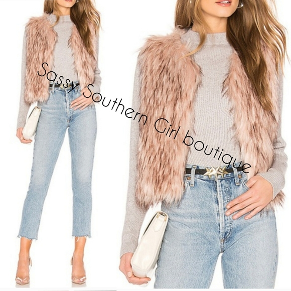 🆕⭐ Blush Pink faux fur vest - Picture 2 of 8